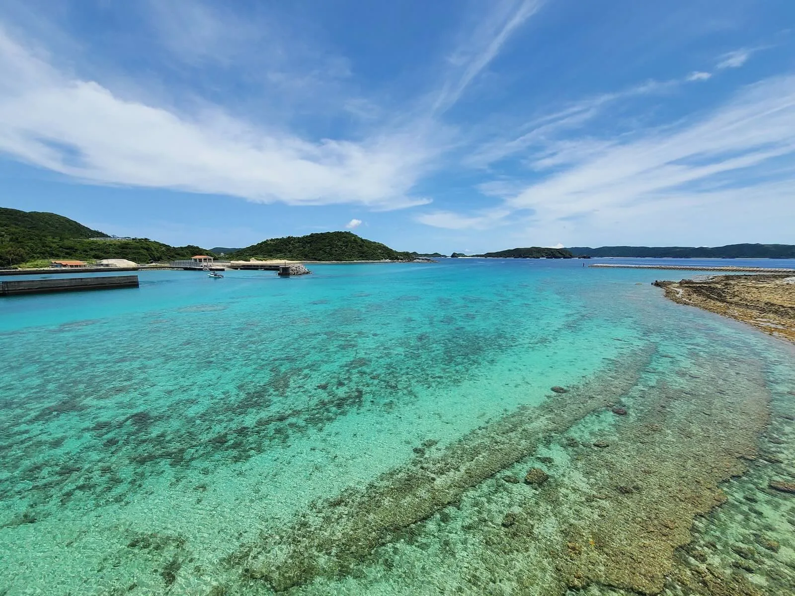 座間味村に移住し、役場職員として活躍しながら家族との新しい生活を