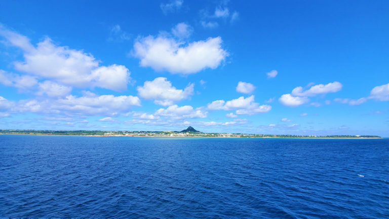 海から見る伊江島